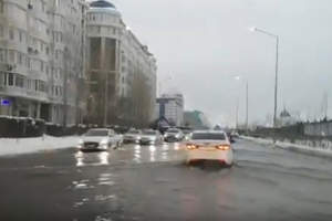 Нур-Султан затопило. По улицам плавают автомобили — видео
