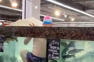 «Я — карп». Человек-ихтиандр объявился в украинском супермаркете