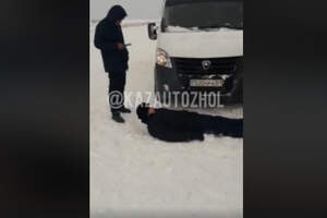Полицейский лег под авто, не пуская на закрытую трассу Нур-Султан - Темиртау