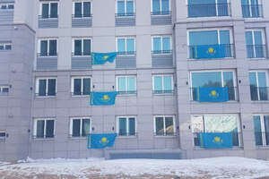 Казахстанцам разрешили вывешивать флаг на балконах