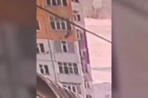 Девушка упала с 9 этажа и пошла по своим делам — видео