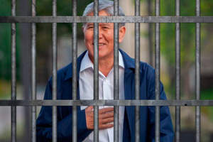 Алмазбека Атамбаева удалили из зала суда за то, что он хотел выйти из зала суда