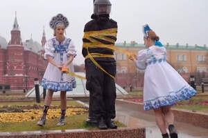 «Омоновца» привязали к столбу возле Кремля. Видео