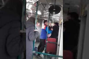 Кондуктор избил пассажира автобуса в Уральске — видео