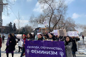 Марш феминисток Алматы был «похоронным» и решительным, видео