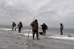 Пятерых рыбаков спасли с дрейфущей льдины в СКО