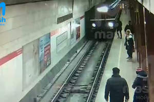 Девушка прыгнула под поезд метро и выжила чудом