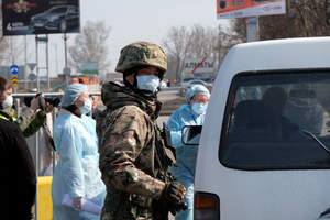 Блокпосты вокруг Нур-Султана и Алматы усилили медиками из регионов