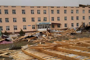 Шквальным ветром сорвало крышу школы в Казахстане