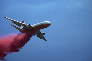Видео о распылении красного вещества самолетами — фейк