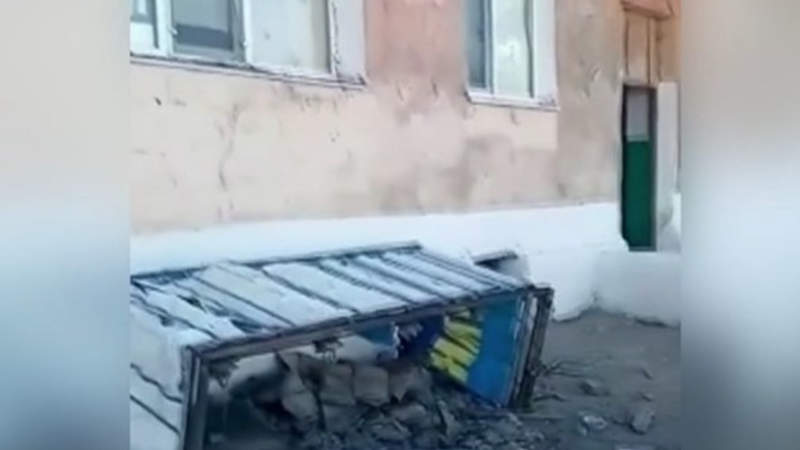 Люди рухнули с балконом. ЧП в Карагандинской области
