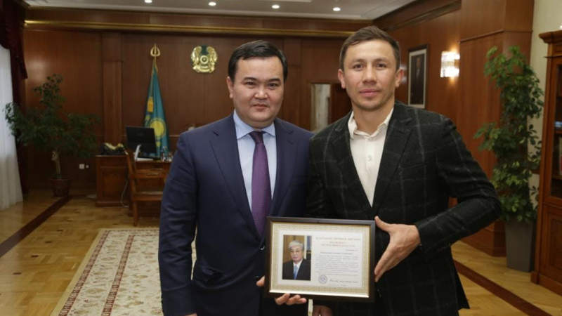 Аким области пообещал Геннадию Головкину отремонтировать легендарный стадион в Караганде