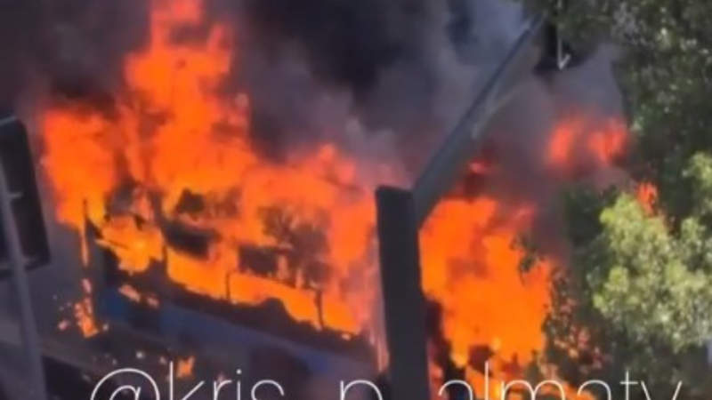 Маршрутный автобус сгорел в Алматы. Видео