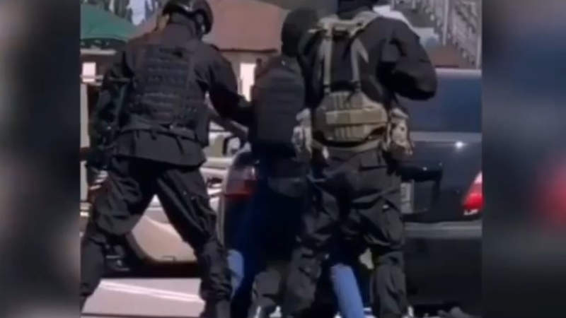 Видео, где спецназ обезвредил мужчину в Алматы, прокомментировала полиция