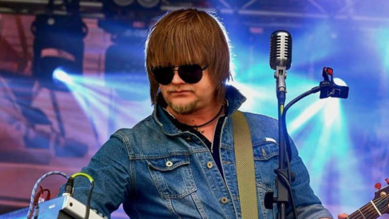 Концерт на балконе устроил певец для жителей карантинного Нур-Султана