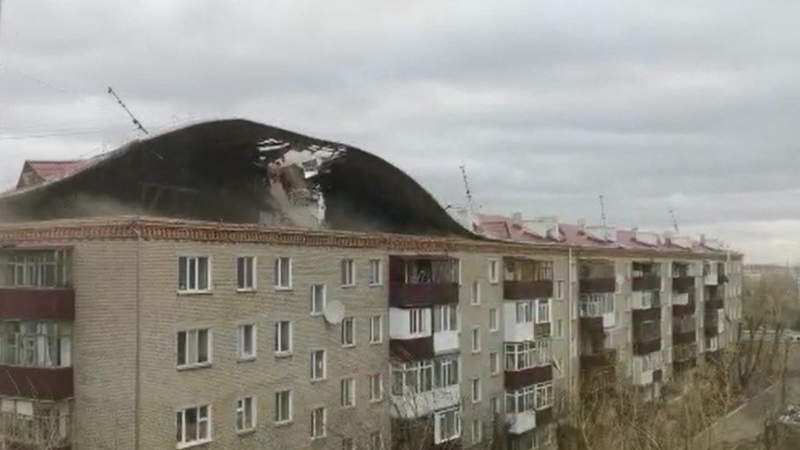Крыши домов сорвал ураган в Кокшетау. Видео