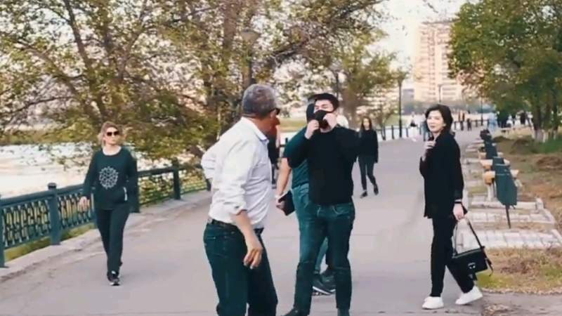 Старик догнал пранкера, вступившись за девушку в Атырау