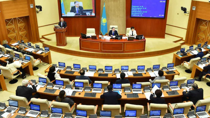 Мажилисменам, кому за 65, посоветовали не ходить на работу