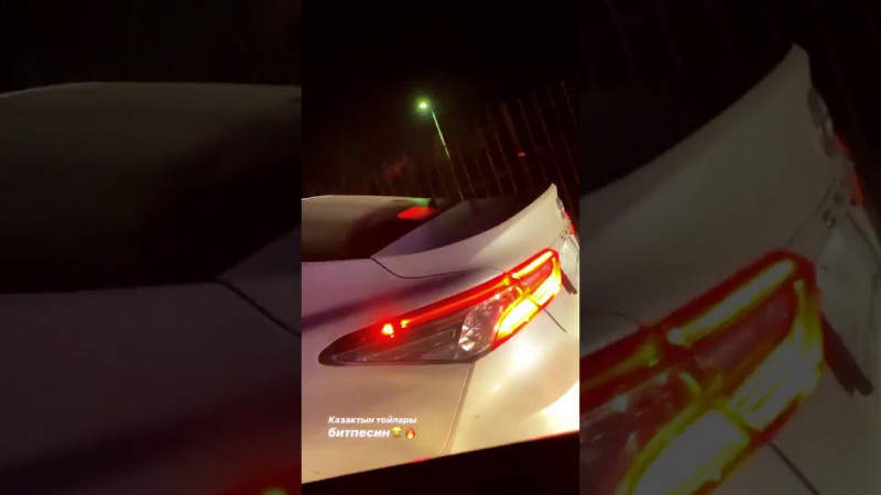 Автобайгу с сиреной устроили несколько автомобилей в центре Туркестана