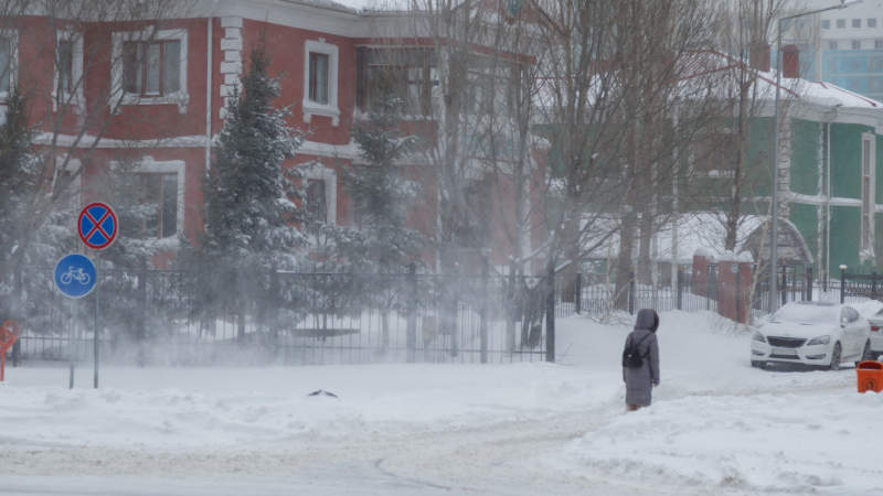 Все трассы Нур-Султана закрыты, на улицах надо держаться подальше от столбов