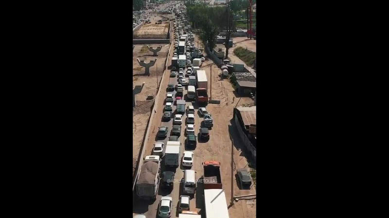 Гигантская пробка образовалась на блокпосту Алматы. Видео