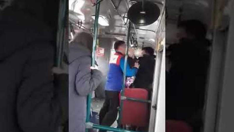 Кондуктор избил пассажира автобуса в Уральске — видео