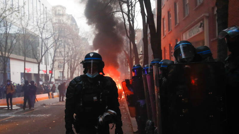 Массовые протесты идут во Франции, полиция применила газ. Видео