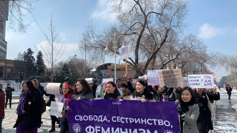 Марш феминисток Алматы был «похоронным» и решительным, видео