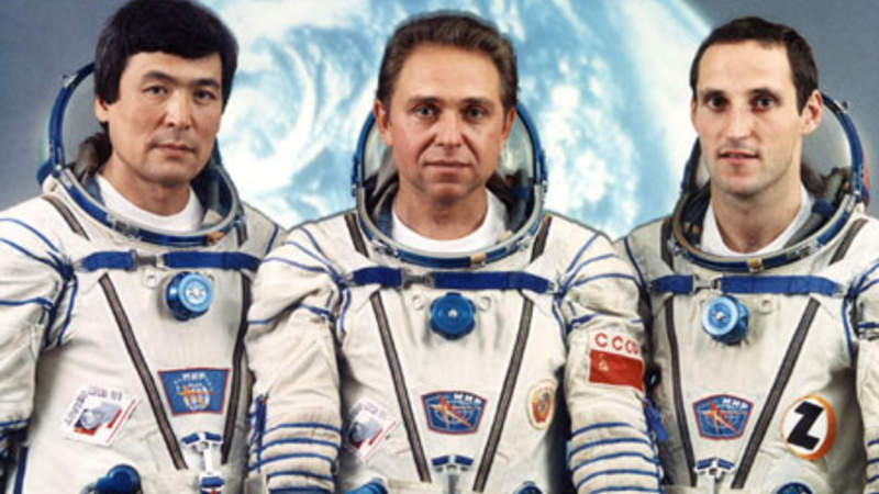 Первый казахский космонавт отмечает 74-й день рождения