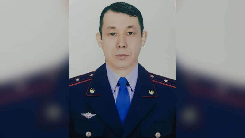 Токаев наградил полицейского, прыгнувшего с 13-го этажа