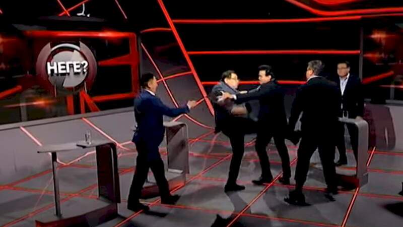 Скандал на ток-шоу: Ермурат Бапи ударил лидера ОСДП. Видео