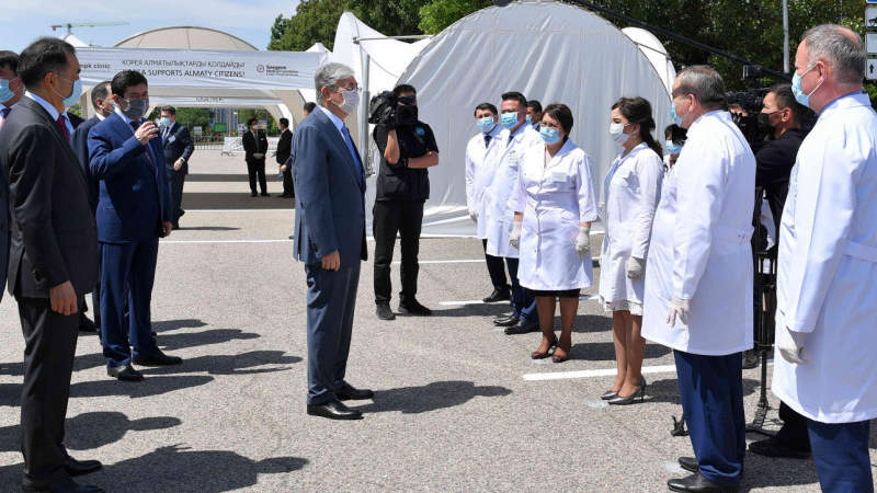 Токаев поздравил медиков с праздником
