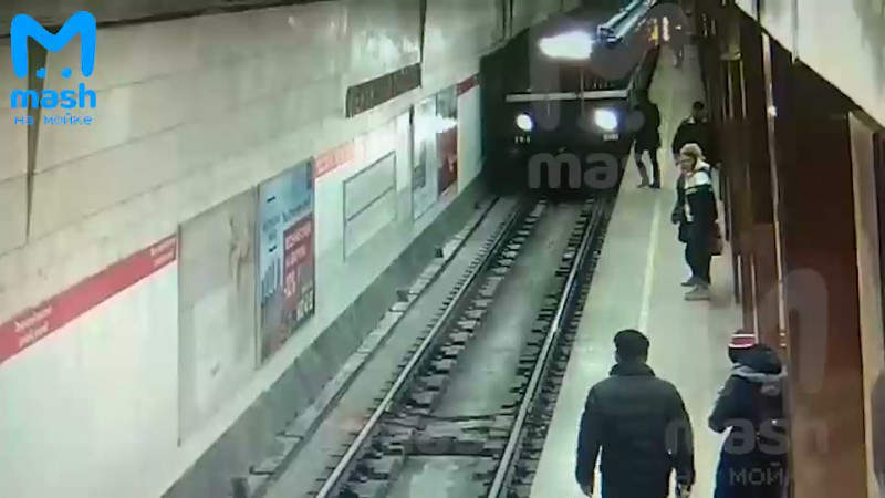 Девушка прыгнула под поезд метро и выжила чудом