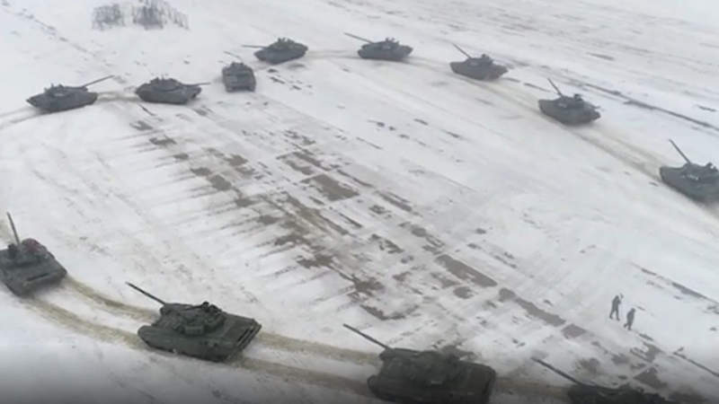 Боевые танки выстроились «сердцем» для любимой россиянина