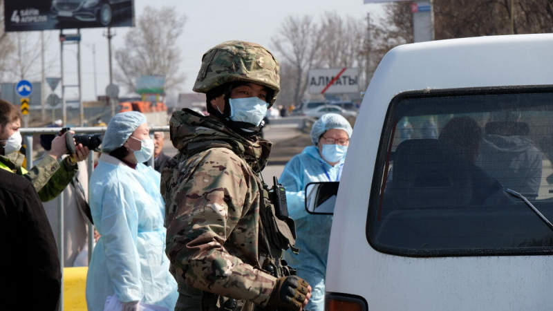 Блокпосты вокруг Нур-Султана и Алматы усилили медиками из регионов