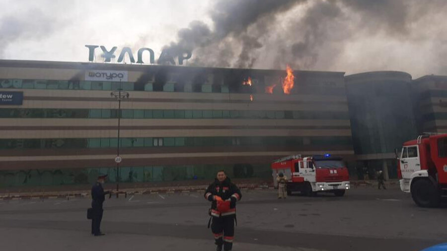 Пожар бушует в торговом центре «Тулпар» в Нур-Султане. Видео